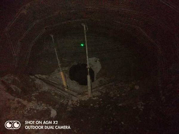 陜煤建設礦建二公司小保當三項目部二號煤礦井底車場永久避難硐室與2-2煤輔助運輸大巷工程實現順利貫通