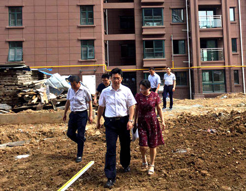 安康市副市長寇全安深入大秦置業公司龍灣水境小區調研