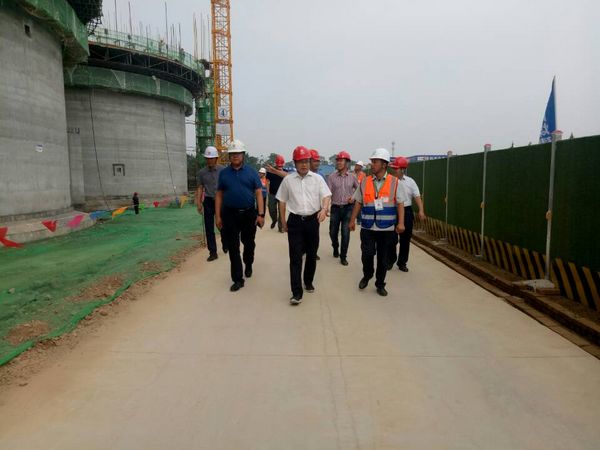中儲(chǔ)糧西安分公司總經(jīng)理戴中文、新建項(xiàng)目領(lǐng)導(dǎo)小組組長(zhǎng)王錄印蒞臨天工公司承建的中儲(chǔ)糧淺圓倉(cāng)工地檢查指導(dǎo)工作