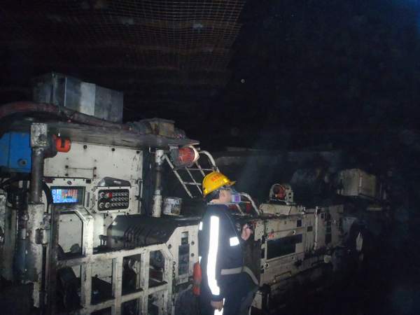 陜煤建設(shè)掘進(jìn)公司：14部系統(tǒng)！8000米運距！鐵軍再次攻堅克難