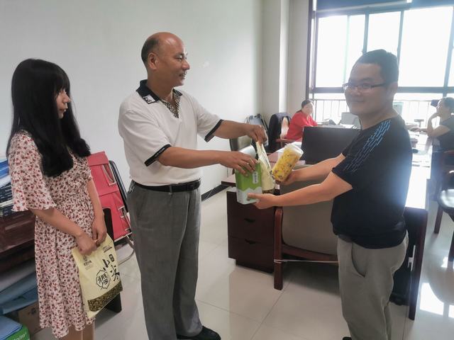 炎炎夏日送清涼 真切關懷到一線