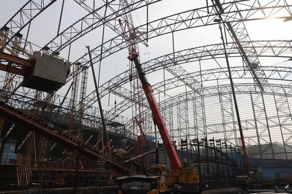 陜煤建設洗選煤運營公司舉行清水川電廠儲煤場封閉工程鋼結構主體順利完成合攏儀式