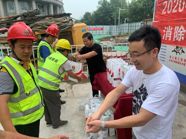 智慧泊車公司：夏日送清涼，關(guān)愛系深情