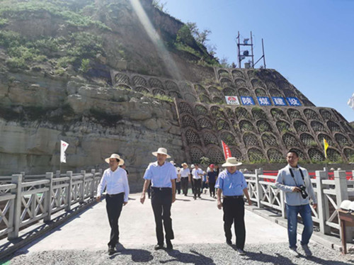 榆林市人大主任錢勞動赴陜煤建設漢中分公司吳堡橫溝溫泉項目觀摩