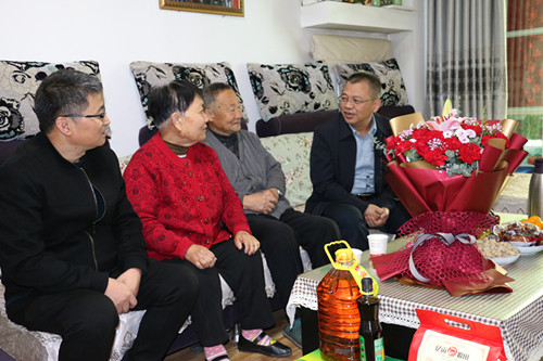 情系職工送關(guān)愛 愛在重陽暖人心