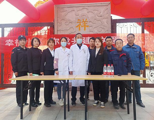 大秦置業公司秦和物業神南華府管理處舉辦“幸福小區  你我共建  濃濃敬老情”義診活動