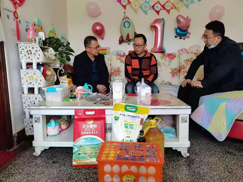 陜煤建設機電安裝公司黨政春節前夕走訪慰問一線職工