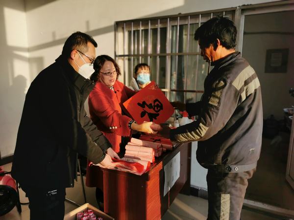 陜煤建設洗選煤運營公司澄合山陽運營項目部:迎新年 贈春聯 送祝福 暖人心