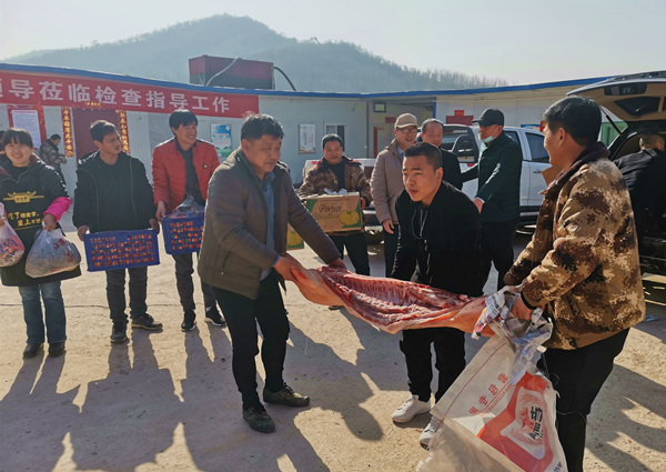 陜煤建設礦建三公司大年初一送“福”到工地！