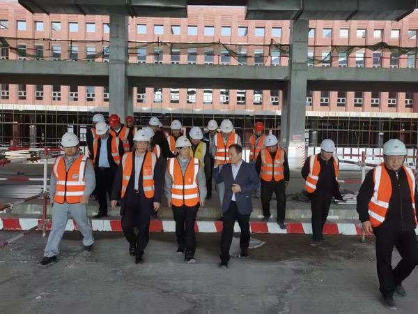 陜煤建設銅煤公司承建的榆林化學廠前區(qū)現(xiàn)場迎來了同行業(yè)單位參觀指導