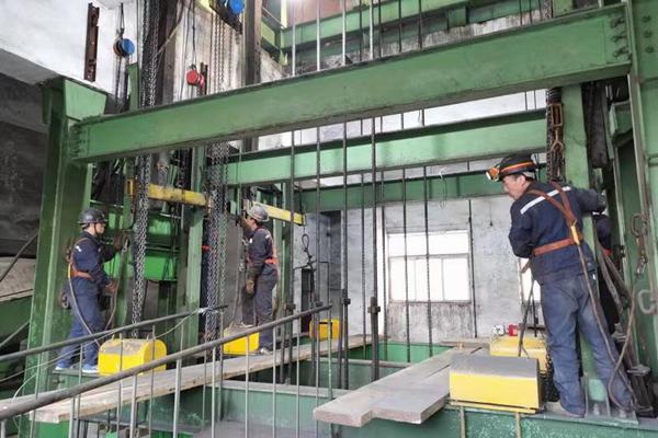 陜煤建設礦建二公司安裝項目部四天完成兩臺多繩立井罐籠更換工作