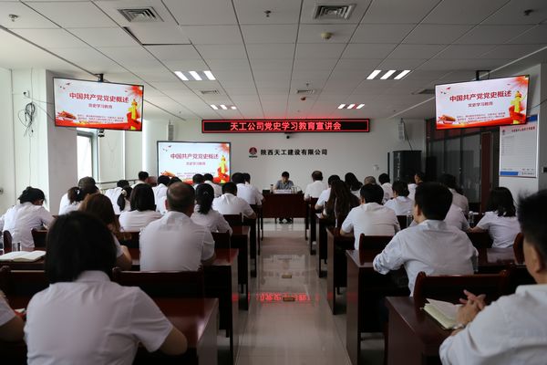 侯本英深入黨建聯系點講黨課