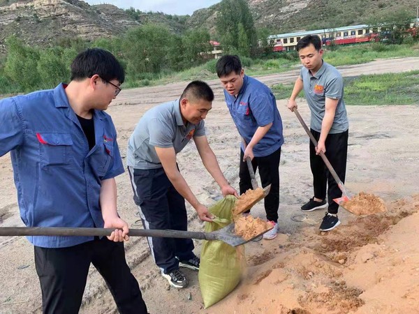 陜煤建設韓城分公司安裝三項目部青年突擊隊助力“雨季三防”