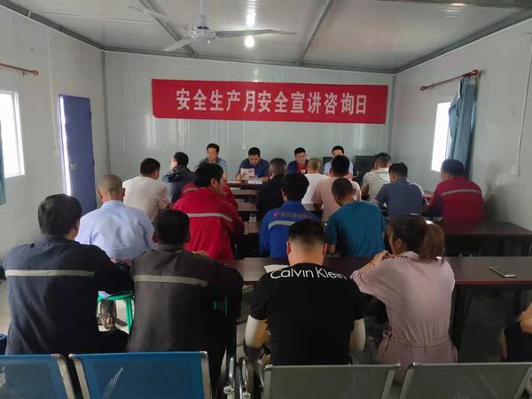 陜煤建設礦建二公司開展“安全生產咨詢日”活動