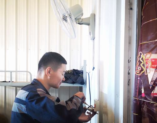 陜煤建設洗選煤運營公司左權洗煤廠項目部:處處留心辦實事,小小風扇送清風