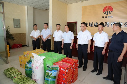 陜西靖神鐵路公司董事長陳俊濤一行蒞臨陜煤建設(shè)路橋分公司靖神鐵路項目開展“送清涼”慰問