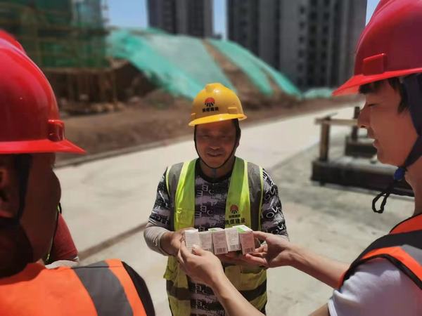 陜煤建設銅煤公司第二十三項目部烈日炎炎戰高溫 多措并舉保安全生產