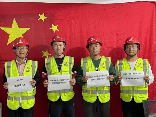 我和國旗合個(gè)影,曬出濃濃愛國情!