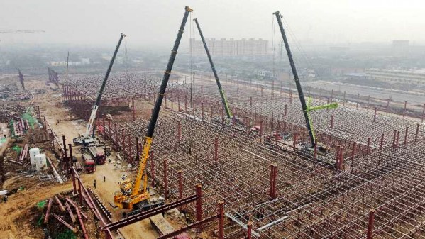 陜煤建設渭南分公司南京金龍電動商用車建設項目總裝車間五、六區網架頂升工程順利吊裝完成