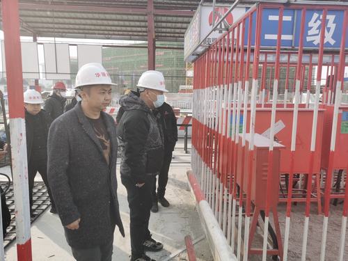 張掖市經開區住建局、質檢站領導蒞臨張掖潤泉瑞苑項目部檢查指導工作