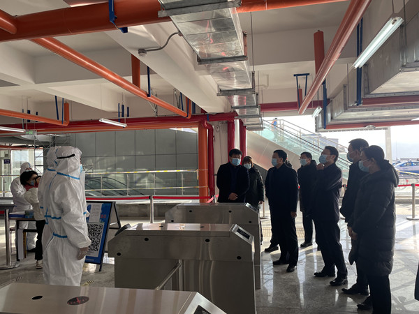 彬州市委書記王宏志、市長陳加寶一行蒞臨銀西高鐵彬州東站前廣場項目指導疫情防控工作