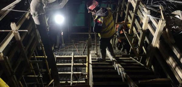 陜煤建設(shè)銅煤公司第六項(xiàng)目部戴著口罩抓生產(chǎn)凝聚力量保安全