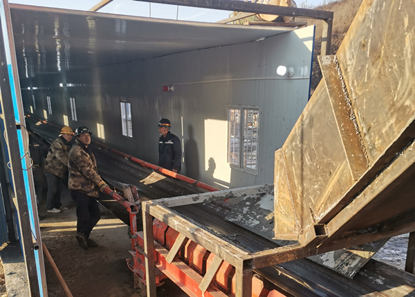 陜煤建設礦建三公司崔木項目皮帶排矸系統(tǒng)試運行成功