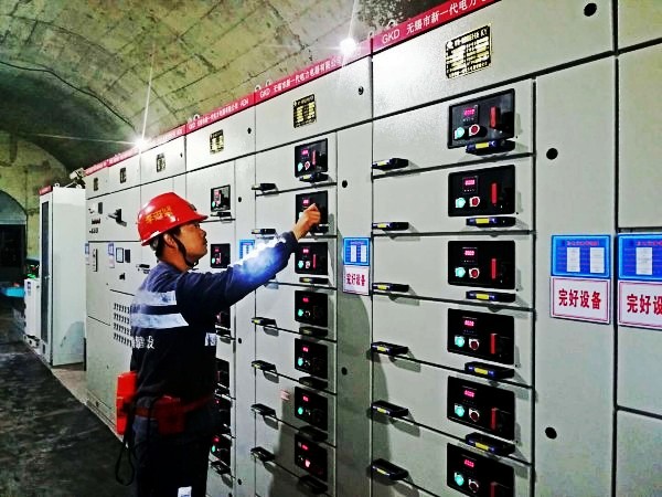 陜煤建設澄合分公司施工的西卓煤礦一盤區(qū)電氣設備安裝工程成功送電