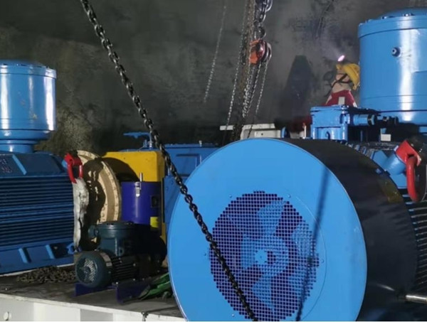 陜煤建設機電安裝公司順利完成曹家灘礦井122110主運順槽機頭破碎機安裝工程