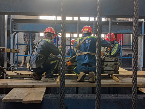 陜煤建設(shè)機電安裝公司西卓項目部:主立井提升箕斗竄繩順利完工