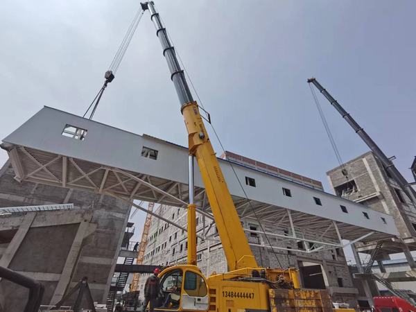 陜煤建設(shè)韓城分公司神木檸條塔礦井選煤廠技改項目一標(biāo)段棧橋工程順利吊裝完成