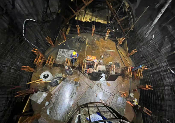 陜煤建設礦建三公司天山勝利隧道1-1通風豎井井壁滑模順利通過驗收