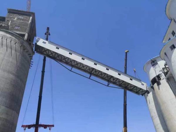 陜煤建設(shè)銅煤公司:第二十一項目部檸條塔礦井選煤廠技改項目二標(biāo)段汽車裝車倉至新增汽車裝車倉洗中塊帶式輸送機(jī)棧橋工程順利吊裝完成