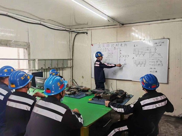 陜煤建設(shè)洗選煤運(yùn)營(yíng)公司紅柳林洗煤廠項(xiàng)目部：機(jī)電綜合實(shí)訓(xùn)室成為員工技能“充電站”