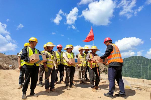 陜煤建設(shè)漢中分公司大西溝礦項(xiàng)目部開展“送清涼”慰問活動(dòng)