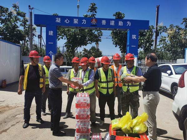 陜煤建設(shè)設(shè)備租賃中心黨政領(lǐng)導(dǎo)深入一線送清涼