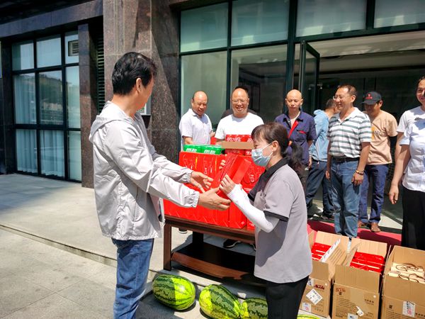 建設(shè)集團(tuán)大秦置業(yè)公司：夏日高溫送清涼 絲絲關(guān)懷暖人心