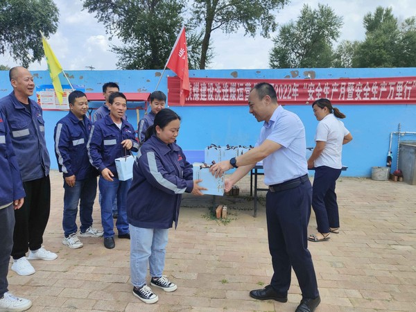 陜煤建設(shè)洗選煤運(yùn)營(yíng)公司工會(huì)持續(xù)開展夏季“送清涼”活動(dòng)