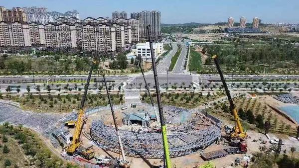 陜煤建設榆林公司科創新城同慧運動公園項目廊架工程單片桁架順利完成首吊