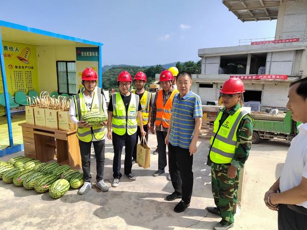 陜西王石凹煤礦工業旅游開發有限公司深入王石凹游客服務中心項目開展“送清涼”活動