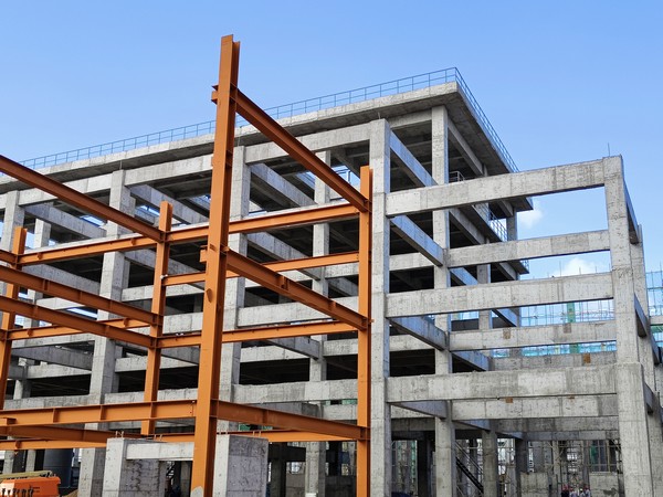 陜煤建設洗選煤運營公司第七項目部甲醇合成氣壓縮A土建施工工程順利封頂