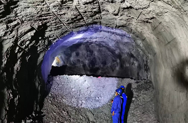 陜煤建設礦建三公司黑溝主溜井水平車場直巷與彎道段精準貫通