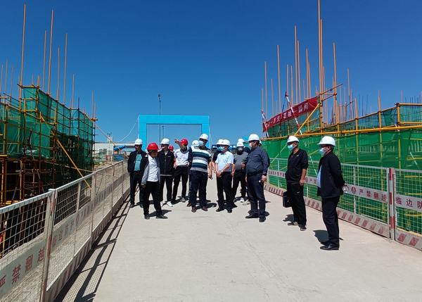 榆林城投集團總會計師朱志昌一行蒞臨榆溪希望城商住小區項目檢查指導工作