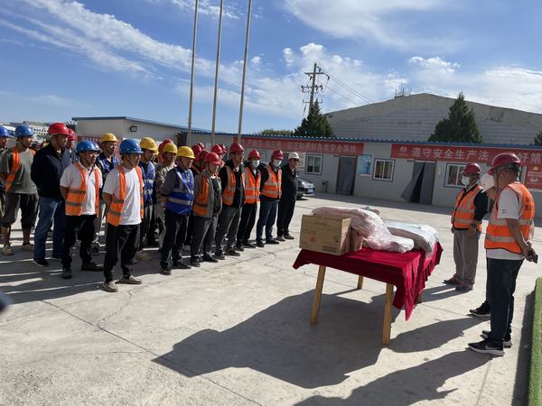 陜煤建設(shè)西北分公司:張掖潤泉瑞苑項目3#、5#、8#住宅樓喜封頂