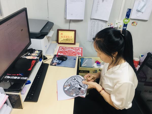 紅心向黨迎“十一”  巧手鐫刻愛國(guó)情