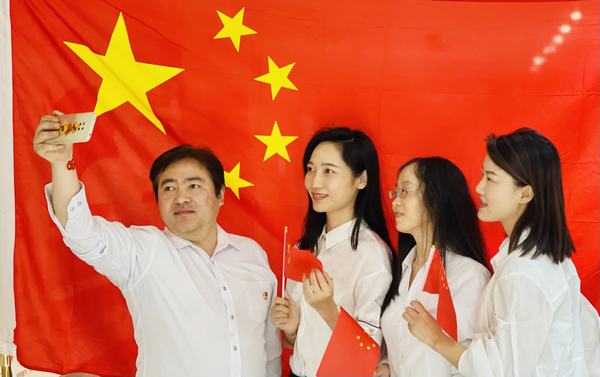 陜煤建設(shè)項(xiàng)目開發(fā)公司：“與國(guó)旗合影，身披榮光 ”