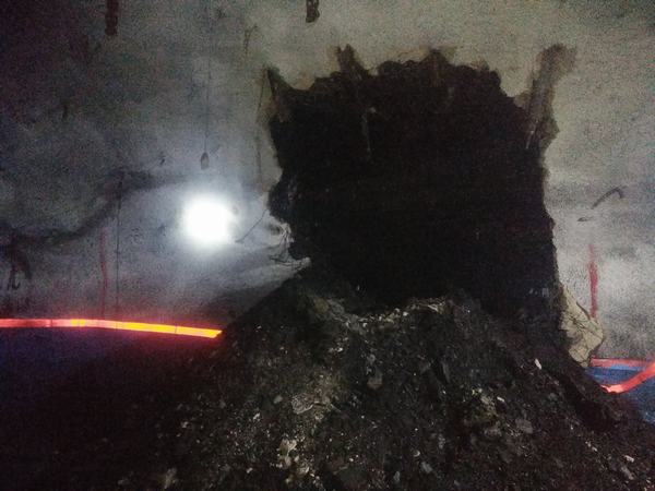 陜煤建設礦建二公司建莊項目部4-2306回風外段與302一部皮帶機頭控制硐室實現精準貫通