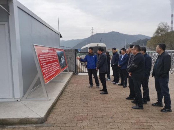 黃陵縣政協(xié)主席朱小虎一行蒞臨黃陵年產(chǎn)40萬立方煤矸石制陶粒項(xiàng)目進(jìn)行調(diào)研指導(dǎo)