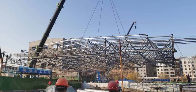 陜煤建設韓城分公司承建的王峰礦井副井工業場地提升機房 網球屋架順利吊裝完成