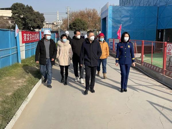 西安市新城區(qū)委常委、副區(qū)長楊珩蒞臨陜煤建設(shè)新城公司第二項(xiàng)目部檢查指導(dǎo)工作